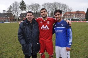 Soldan sağa Hamburg'un sevilen siması Cahit Balat, FC Türkiye'den Umut Koçin ve başarılı futbolcu Yakup Telli