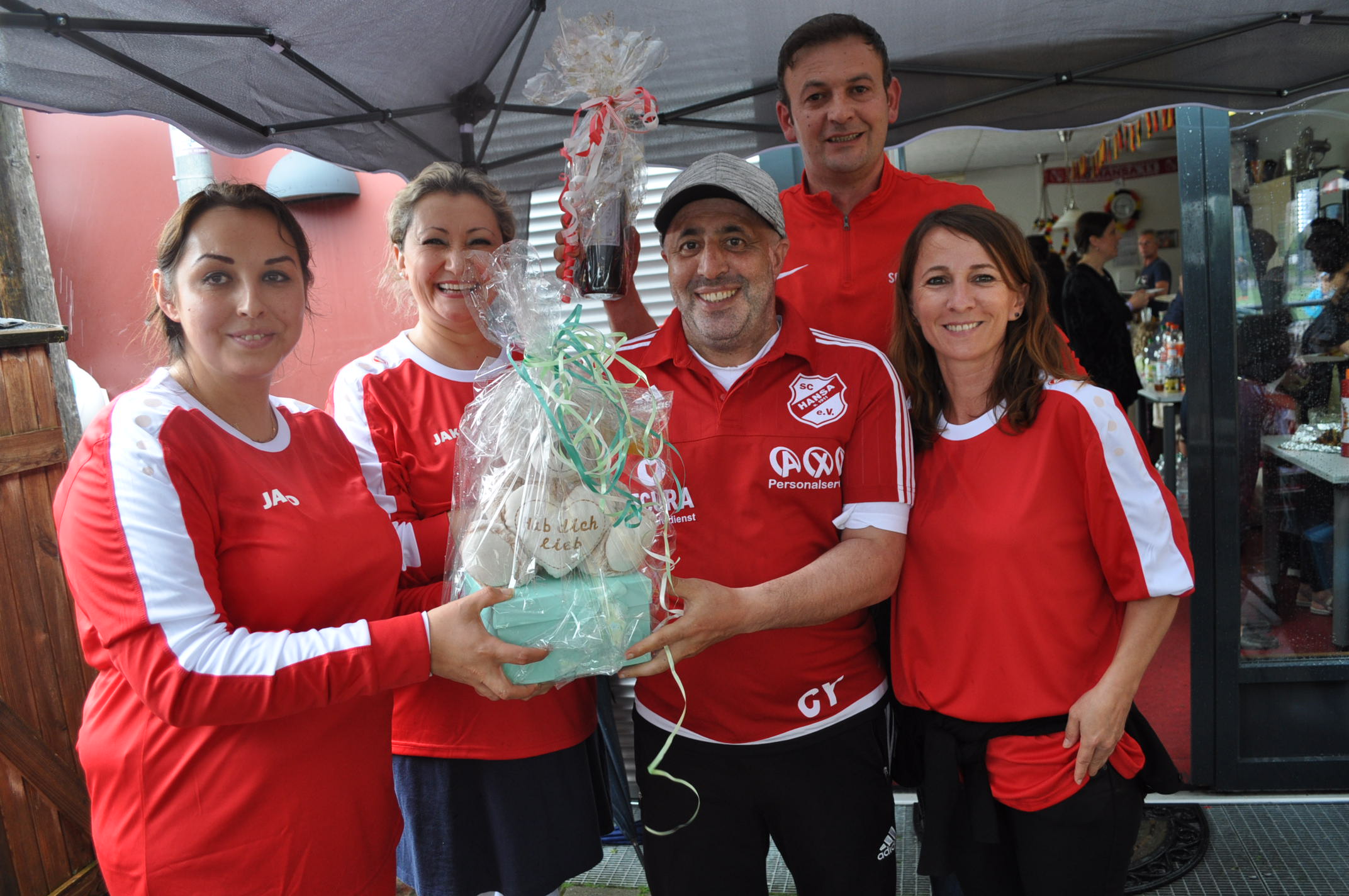 Futbolcu aileleri Cengiz Yıldız'ı duygulandıran hediye verdi