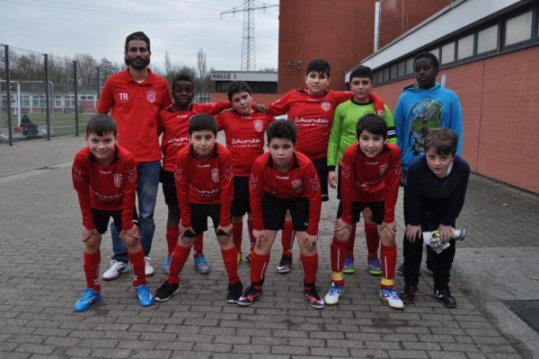 Gençler durakta kaldı