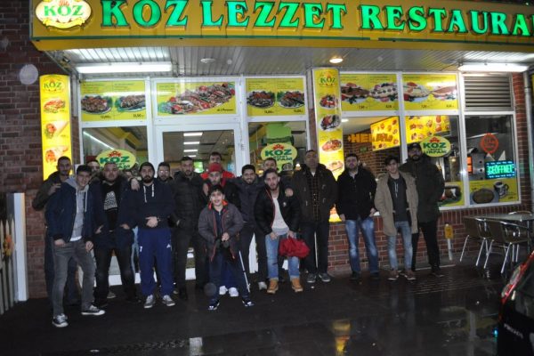 Maç ertelendi, yemek yenildi