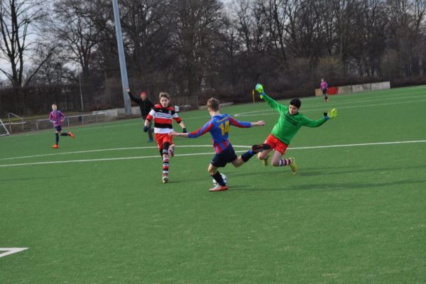 Hem atıyor, hem tutuyor