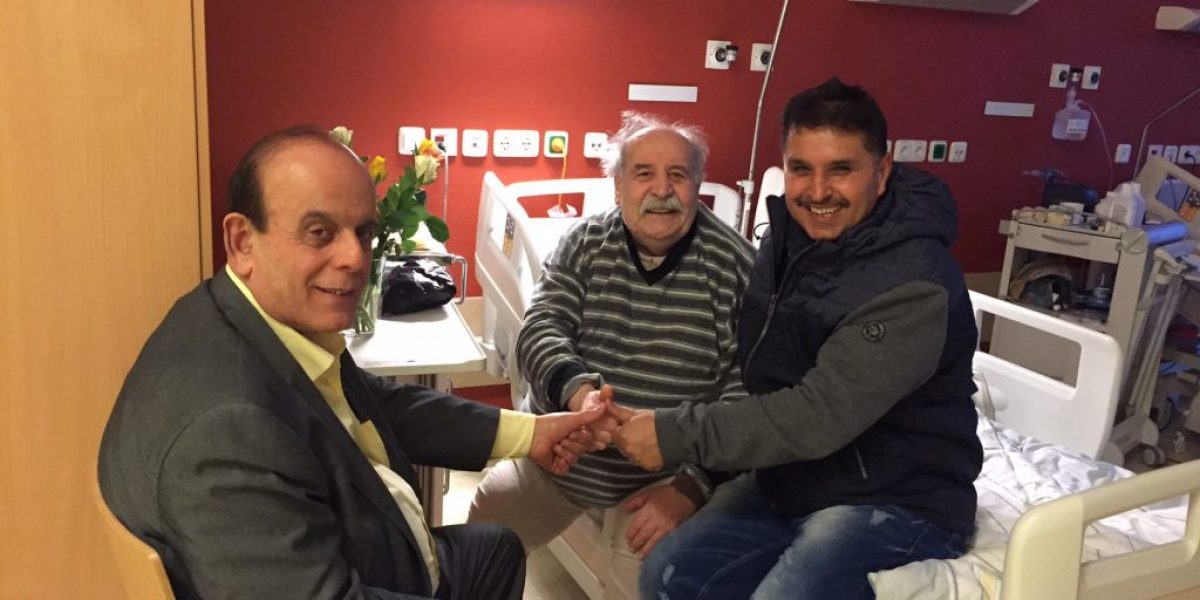 Fenerbahçeli Şair Özer Meral şiirlerini Harburg Hastanesi’ne taşıdı