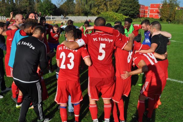 Lideri 8 kişiyle yendi