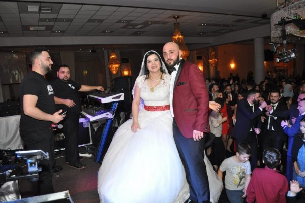 Gelin ile damat sahneye çıktı