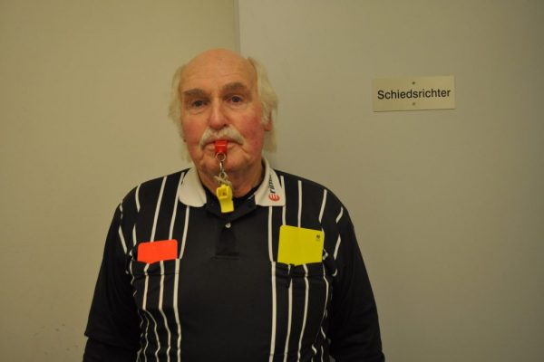 79 yaşında hakemliğe devam