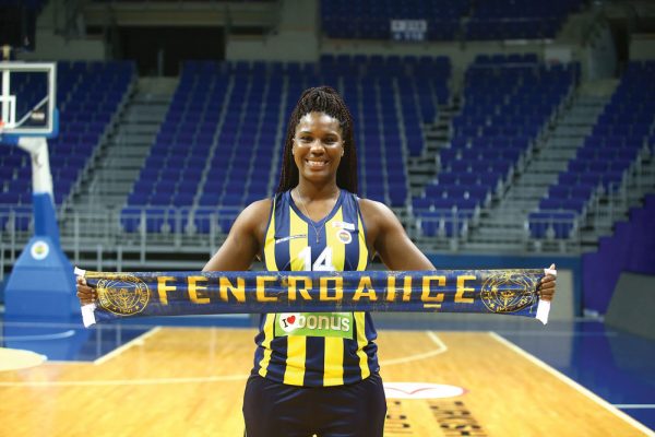 Fenerbahçe kadın basketbol takımından Lavender, saldırı sırasında Reina daymış