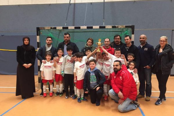 Özel turnuvada kupa miniklerin