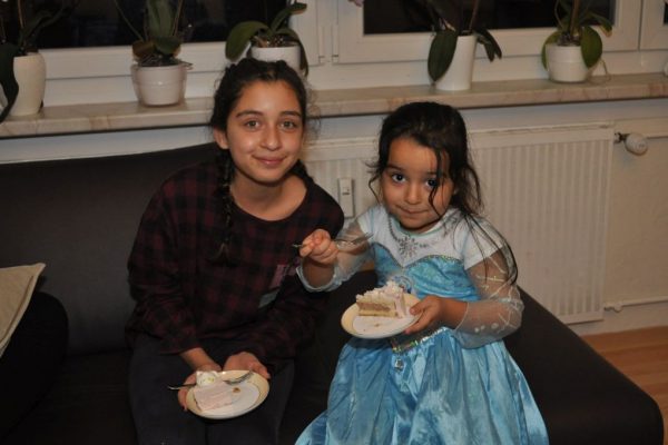 Sena’ya pastalı doğum günü