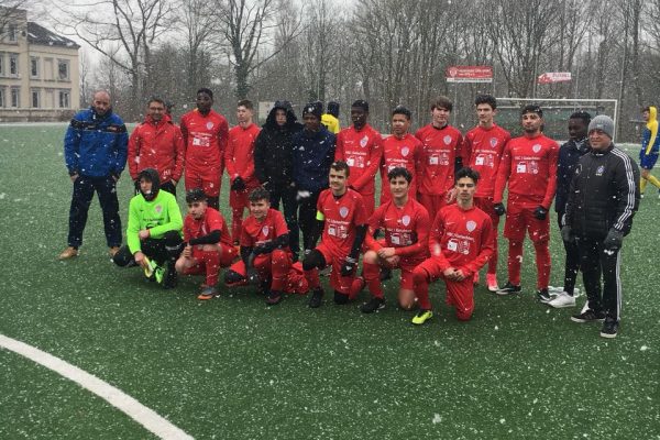 Gençler soğukta ısındı