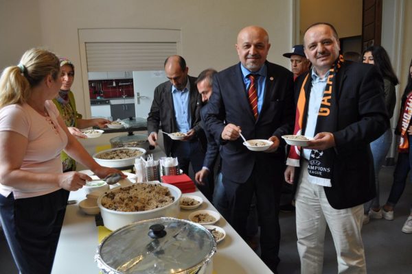 Galatasaray’ın Pilav Günü’nde pilavın tadına ilk FB Başkanı baktı