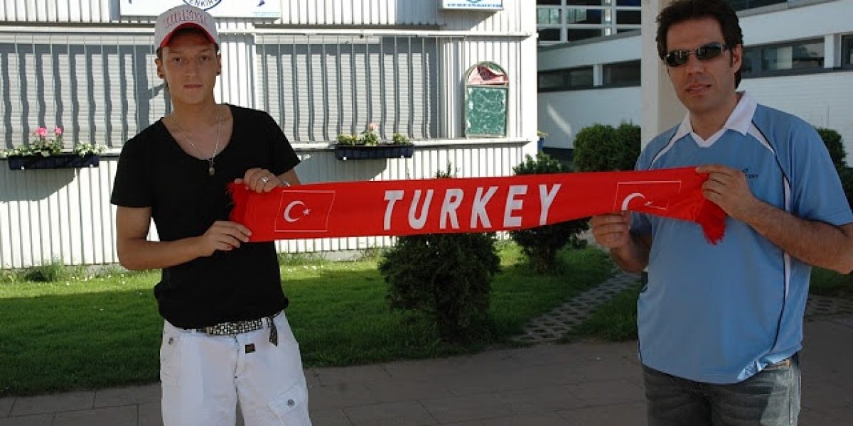 ”Hepimiz Mesut Özil’iz”