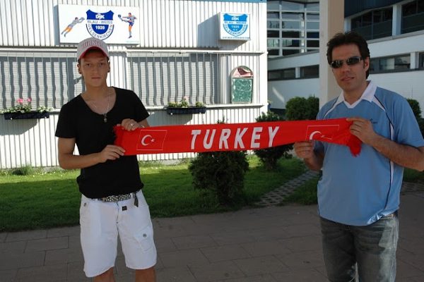 ”Hepimiz Mesut Özil’iz”