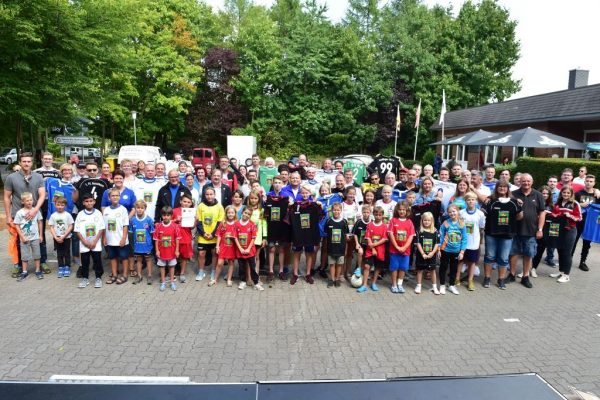 Trikotverleihung an 50 Teams mit Richard Golz und Dirk Fischer