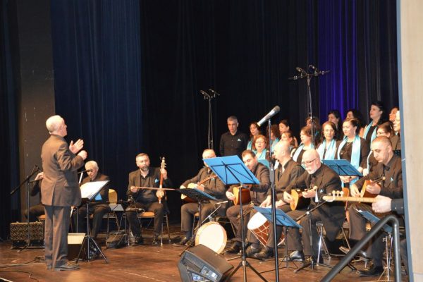 HALK OZANI NEŞAT ERTAŞ TÜRKÜLERLE ANILDI