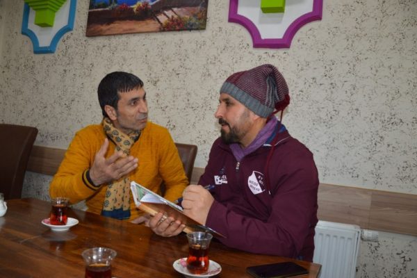 30 YILDIR TÜRKIYE-ALMANYA ARASINDA MEKİK DOKUYAN SANAT ELÇİSİ AVNİ POLAT