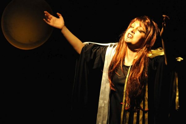 “Medea” üç dilde sahnelendi