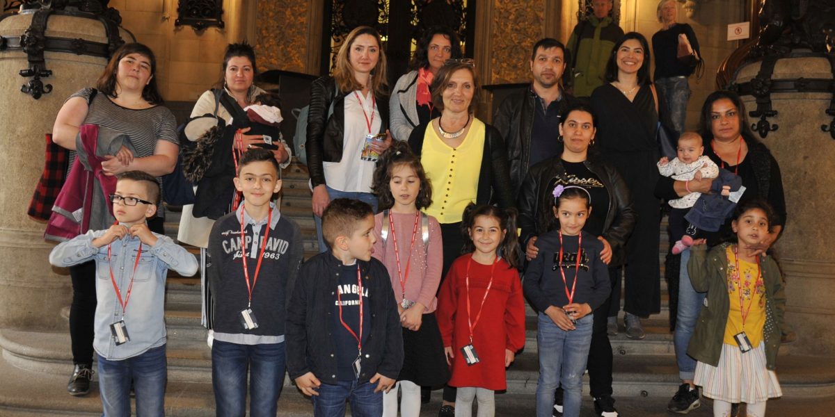 Milletvekili Güngör Yılmaz çocuklara belediye sarayını gezdirdi
