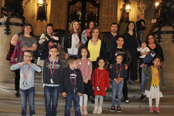 Milletvekili Güngör Yılmaz çocuklara belediye sarayını gezdirdi