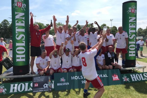 Süper Veteran’lar kupayı kaldırdı