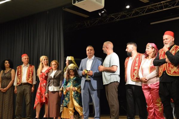 ASMİN TİYATRO “SİYAH ÇORAPLILAR” OYUNUYLA SEYİRCİYİ BÜYÜLEDİ