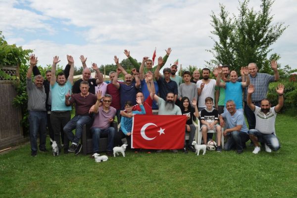 Ligde kalmayı mangal ile kutladılar