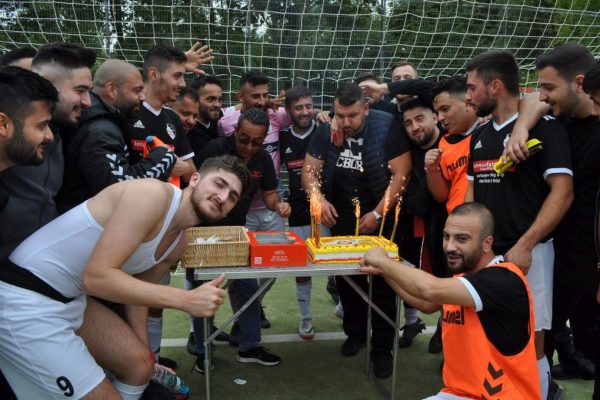 Sahada süpriz doğum günü