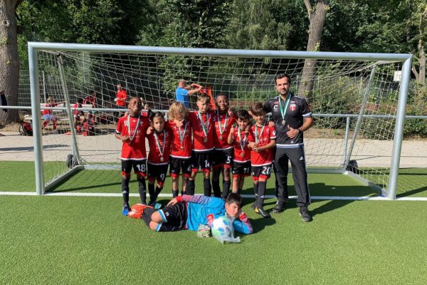 Minikler kupayı kaldırdı