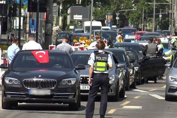 Nebel durch Pyrotechnik: Hochzeitskorso blockiert Rettungswege in Gummersbach