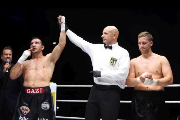 Fırat Arslan, Berlin’de nakavt etti