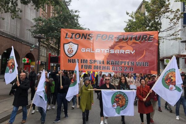 “IKLİM DEĞİŞİKLİĞİ” İÇİN HAMBURG’DA 100 BİN KİŞİ SOKAKTAYDI!!!