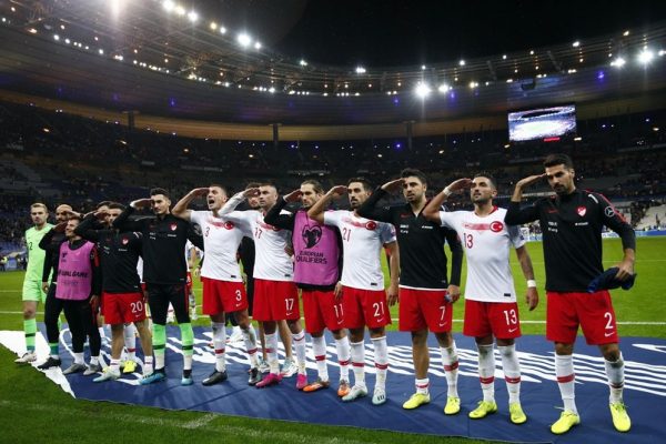 Hamburg futbol sahalarında asker selamına yasak!