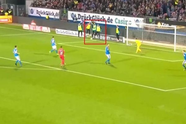 Saha dışındaki oyuncu penaltı yaptırdı