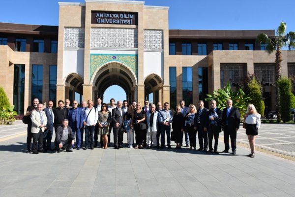 Hamburglu Gazetecilerin Antalya Gezisi Hızlı Başladı!