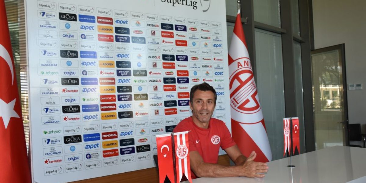 Antalyaspor teknik direktörü Bülent Korkmaz, görevinden ayrıldı