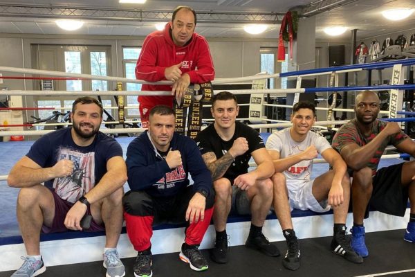 EC BOXİNG boksörleri önüne geleni deviriyor