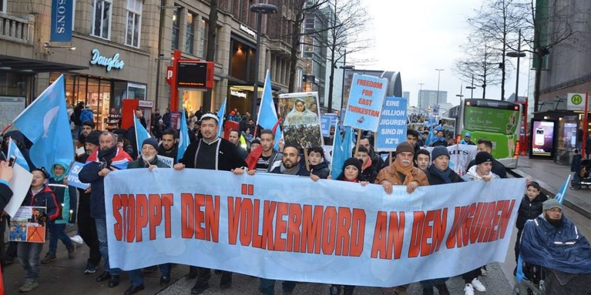 HAMBURG’DA ÇİN’DE UYGUR TÜRKLERİNE KARŞI SÜREN ASİMİLASYON VE BASKILAR PROTESTO EDİLDİ!