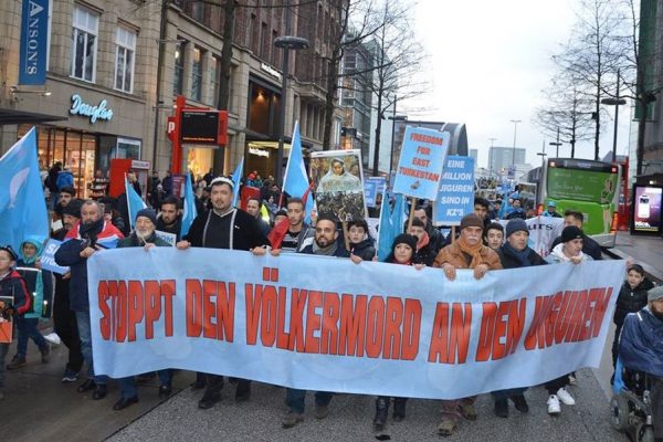 HAMBURG’DA ÇİN’DE UYGUR TÜRKLERİNE KARŞI SÜREN ASİMİLASYON VE BASKILAR PROTESTO EDİLDİ!