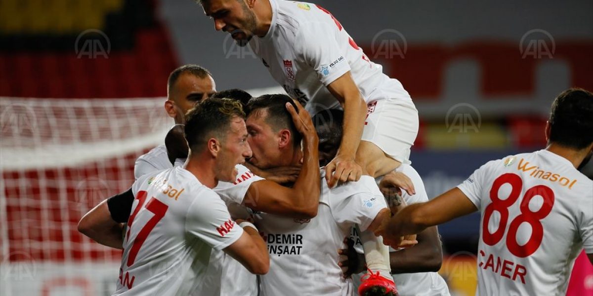 Sivasspor, üçüncülüğü İzmir’de bıraktı