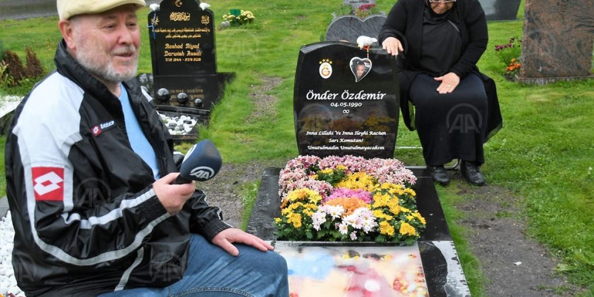 İsveç’te Türk gencin mezarı, Galatasaray amblemi ve formasıyla süslendi