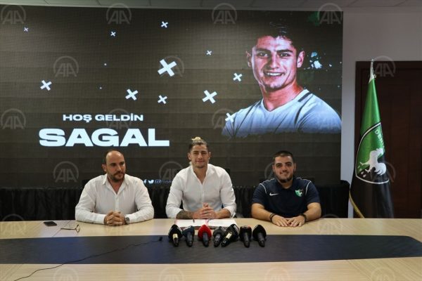 Denizlispor’un yeni transferi Sagal, sözleşmeye imza att