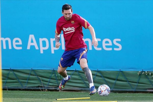 Barcelona’da kalan Lionel Messi ilk antrenmanına çıktı