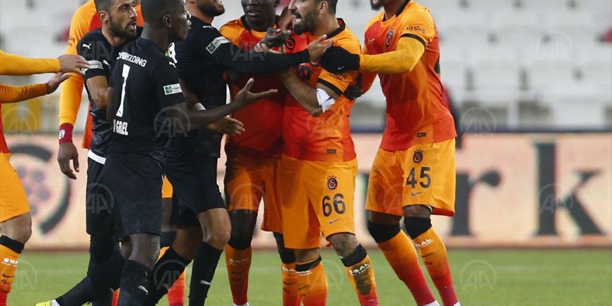 Galatasaraylı futbolcu Arda Turan, Kovid-19 test sonucunun pozitif çıktığını açıkladı