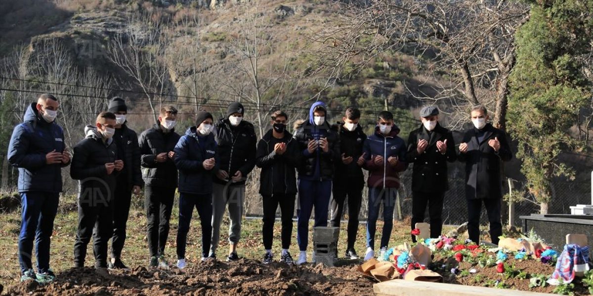 Trabzonspor Teknik Direktörü Avcı ve futbolculardan Özkan Sümer’in mezarına ziyaret