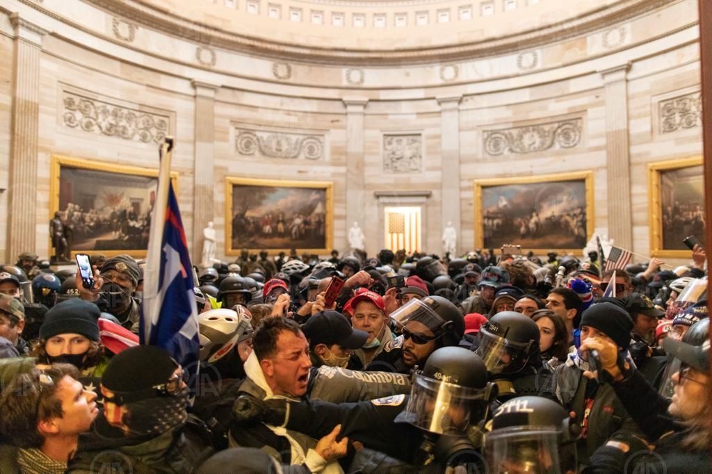 ABD’de Trump destekçileri polis barikatını aşarak Kongre binasına girdi
