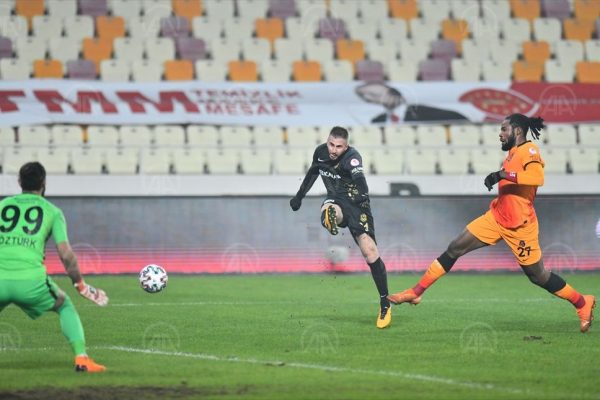 Penaltı atışlarında rakibine 7-6 üstünlük kuran Galatasaray çeyrek finale yükseldi