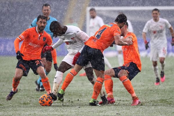 Karda oynanan maçta Medipol Başakşehir: 1 – Demir Grup Sivasspor: 1