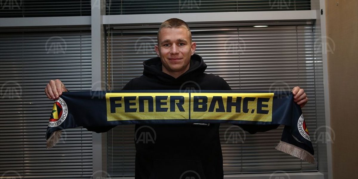 Fenerbahçe’nin transfer gündemindeki Macar futbolcu Szalai, İstanbul’a geldi