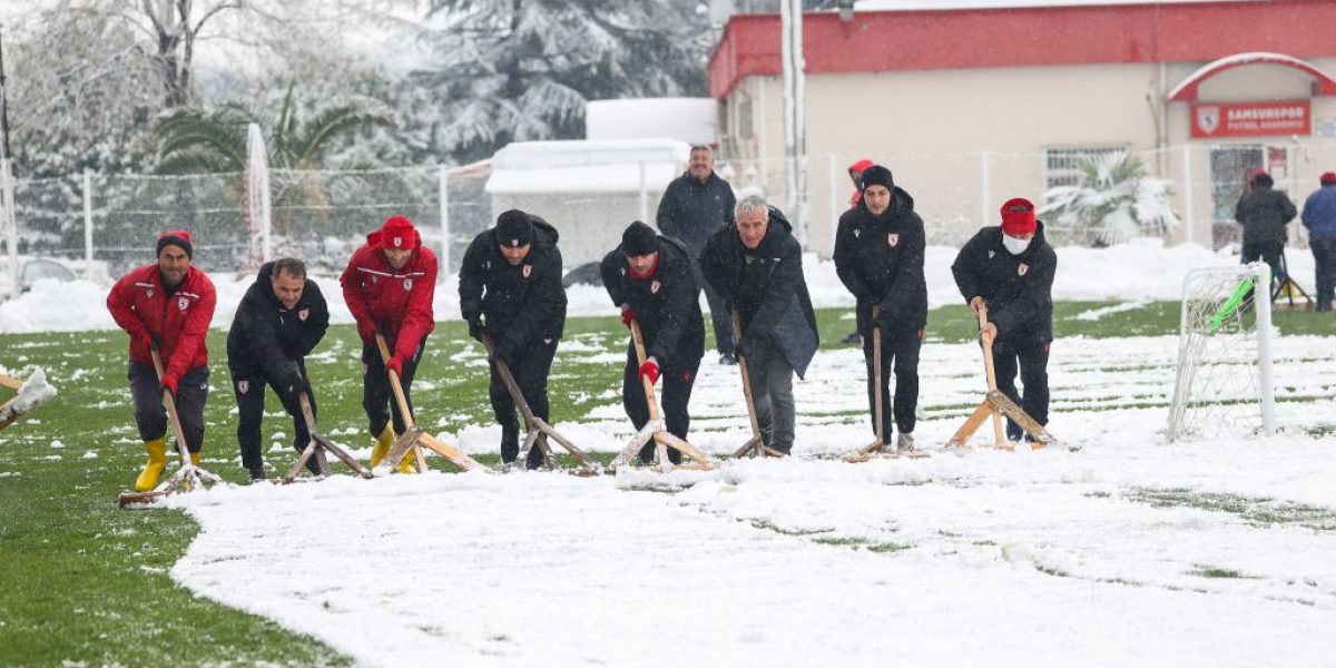 Samsunspor Teknik Direktörü Sağlam, karla kaplanan antrenman sahasını temizledi