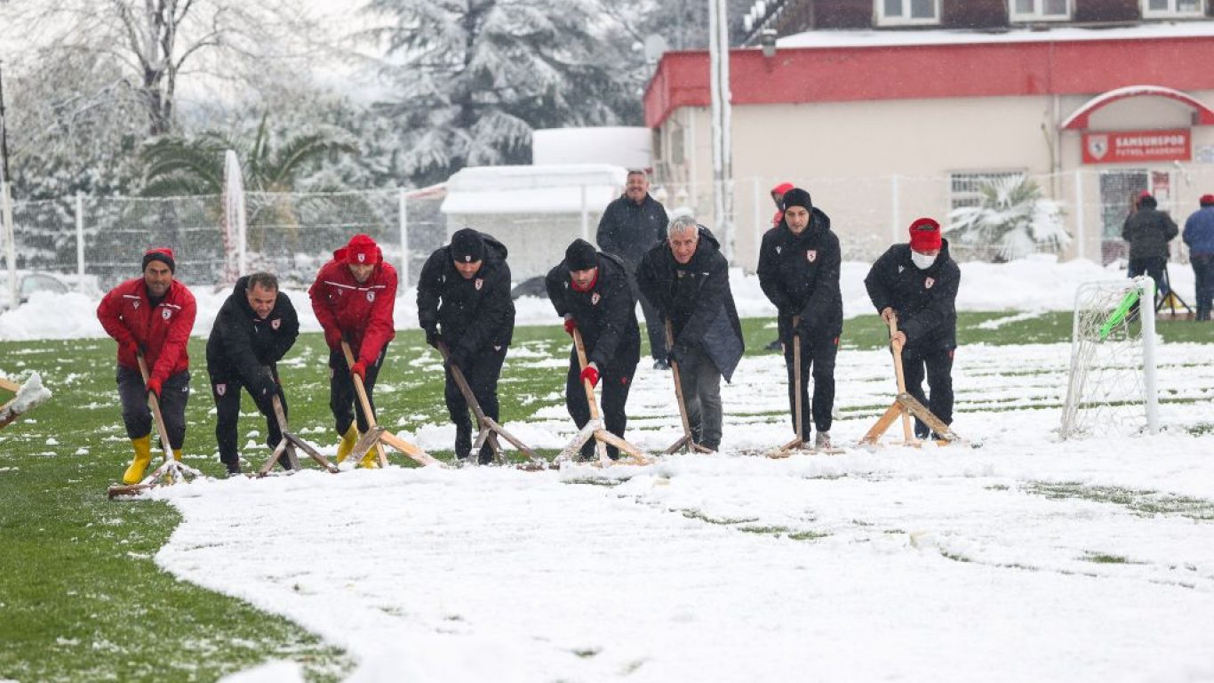 Samsunspor Teknik Direktörü Sağlam, karla kaplanan antrenman sahasında zemini temizledi