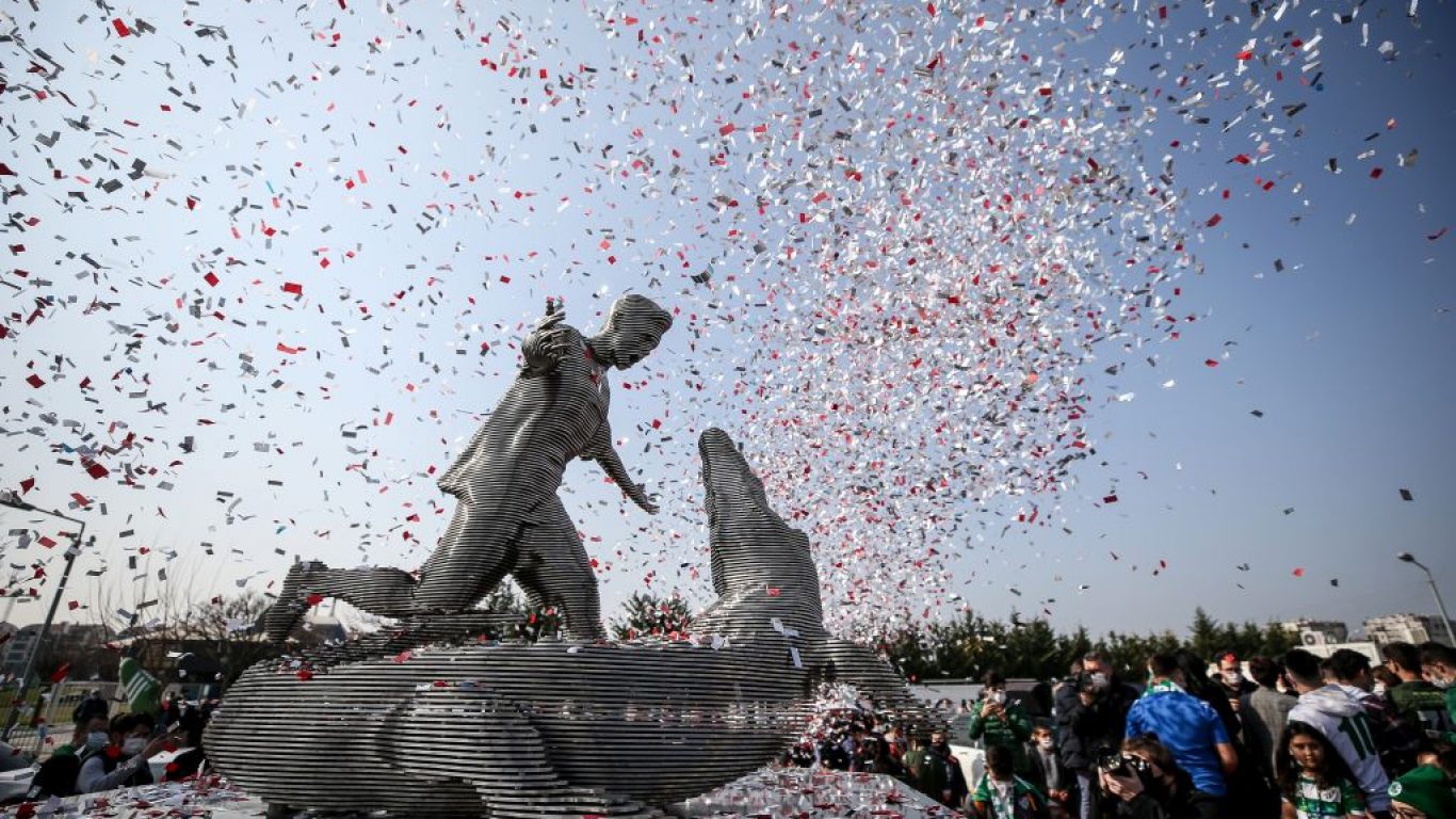 Bursaspor'un efsanesi Batalla'nın heykeli törenle tesislere dikildi